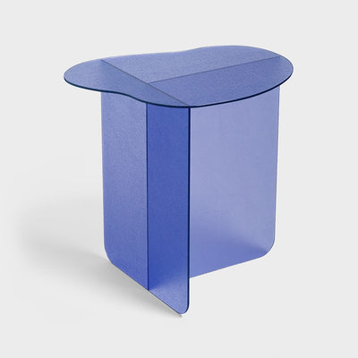 Stilig bord fra &Klevering I mørkeblått med et elegant design.