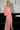 Noella Lilith maxikjole i blomstrete Cheryl Pink-print – feminin sommerkjole med justerbare stropper og elegant passform.