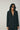 Noella Leanne LS Blazer – klassisk sort blazer i 95 % polyester og 5 % spandex, med loose fit-passform, lommer og knappelukking. Perfekt dressjakke til dame.