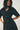Noella Soli Dress – kortermet paljettkjole med V-hals og smock-detalj, laget i 95 % polyester og 5 % elastan. Elegant festkjole til dame.