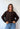 Modell med BOII Flora Cardigan Dark Brown – mørkebrun strikkecardigan med alpakka og ull, knappelukking foran og avslappet passform.