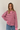 Stripete strikket polo fra Boii i Pink/Bordeaux, laget i 100 % bomull med polokrage, lange ermer og oversized passform i One Size. Modellen er 174 cm høy.