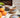 HK Living 70s Ceramics Dessert Bowls Reef i ulike farger og reaktive glasurer, stablet og stylet på et bord med appelsiner og serveringsfat – skålene selges enkeltvis.