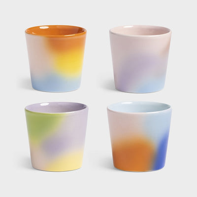 Krusett med nydelige kopper i forskjellige fargeblandinger.