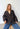 Solvej Multi Check oversized blazer fra Boii Studios stylet på modell med avslappet høstantrekk.