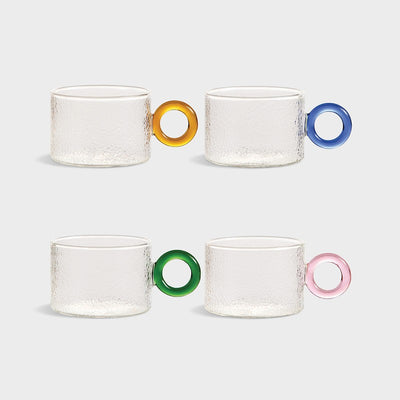 Glasskopper fra &Klevering med blått, rosa, gult eller grønt håndtak.