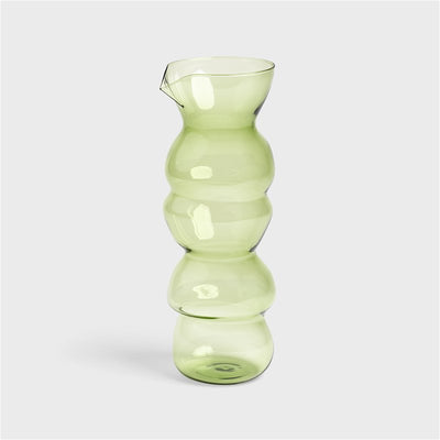 Grønn glassmugge fra &Klevering med hovent mønster.