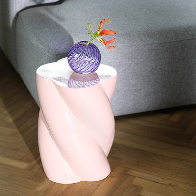 Nydelig pillar bord fra &Klevering med blomsterpotte glassball.