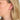 Perma Earrings 40 mm fra studio.z på modell – lange, delikate øredobber i forgylt 925 sterlingsølv med tre hengende perler.