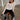 Modell med BOII Fenna Off White – langermet offwhite topp i 100 % bomull med delikat pointelle-mønster og myk struktur.