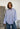 Modell med Boii Studios Fie Art Stripe oversized skjorte i 100 % bomull med fargerikt stripemønster.