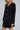 Modell med A-View Blaze Black – sort blazerkjole med dobbeltspent front, markerte skuldre og dekorative gullknapper.