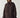Modell med Noella N-Maude Coat Chocolate – lang quiltet kåpe i sjokoladebrun med avslappet passform og senkede skuldre.