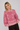 Alt-tekst: Modell med Luxana Knit Pullover Rose/Pink fra A-View – rosa mønstret strikkegenser med rund hals og lange ermer.