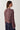 Modell bakfra med N-Lakisha Knit Burgundy Rose Mix fra Noella – melert strikkegenser i burgunder og rosa med løs, avslappet passform.
