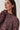 Detaljbilde av N-Lakisha Knit Burgundy Rose Mix fra Noella – grov patentstrikk med melerte burgunder- og rosatoner og fyldig tekstur.
