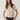 Modell forfra med N-Marthy Knit Ivory Brown fra Noella – lys strikkegenser med brune kontrastdetaljer og brystlomme.