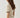 Modell bakfra med N-Marthy Knit Ivory Brown fra Noella – myk ivoryfarget strikkegenser med brune kontrastdetaljer.