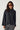 N-Monique Blazer Dark Grey Melange fra Noella er en blazer i 50 % ull med Kina-krage, skjult knappelukking og klassisk passform.