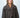 Modell med Big Triangle Scarf Brown fra Sui Ava – stort brunt trekantskjerf i myk strikk stylet rundt halsen.