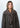 Modell med Big Triangle Scarf Brown fra Sui Ava – stort brunt trekantskjerf i myk strikk stylet rundt halsen.
