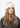 Modell med Jen Harka Hat Beige fra Sui Ava – beige hatt i semsket lammeskinn stylet til høst- og vinterantrekk.