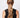 SUI AVA Cringle Ribbon Scrunchie Brown, brun scrunchie med dekorativ, rynket struktur, brukt som hårtilbehør på modell.
