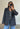 Boii Studios Solvej Grey Houndstooth oversized blazer i grått hundetannsmønster og ullblanding. Modellen er 169 cm høy.