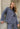 Modell forfra med BOII Tinsi Shirt Check Grey/Navy – romslig rutete bomullsskjorte i grått og navy med legg som gir ekstra vidde og fint fall.