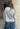 Modell bakfra med BOII Wero Beige Melange – langermet beige melert bluse med ledig passform og avslappet fall.