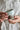Paula Cup Brown fra Bloomingville holdt i hånden – kopp i steingods uten hank med blank reaktiv glasur og organiske fargevariasjoner i brune og lyse toner.