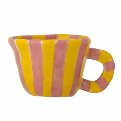 Keramikkkrus med et rosa og gult strekmønster over hele koppen og håndtaket