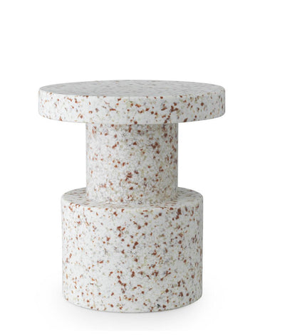 Bit stool white er hvit med små røde fargedrøper laget av 100% resirkulert plast.