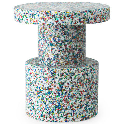 Bit stool white er laget av 100%resirkulerbart plast. Den har en hvit bakgrunn med fargedråper i farger som rød, blå, grønn og oransje